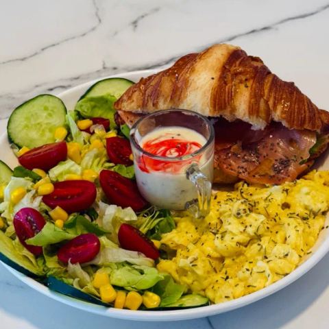 Croissant Benedict