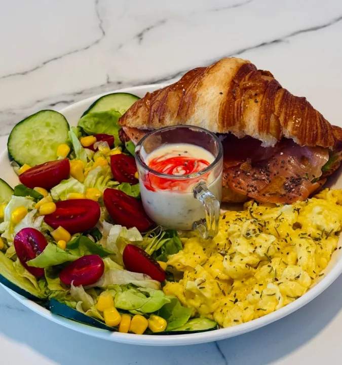 Croissant Benedict